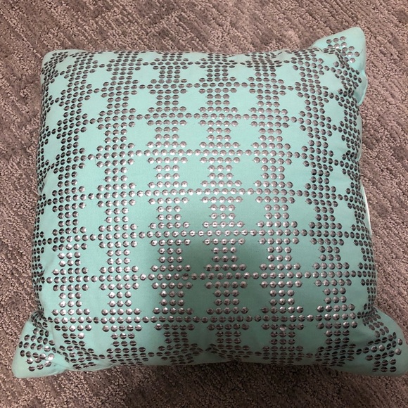 Throw pillows - Picture 2 of 3